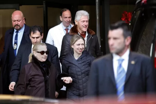 Clinton se reintegró a su cargo, pero sólo para despedirse