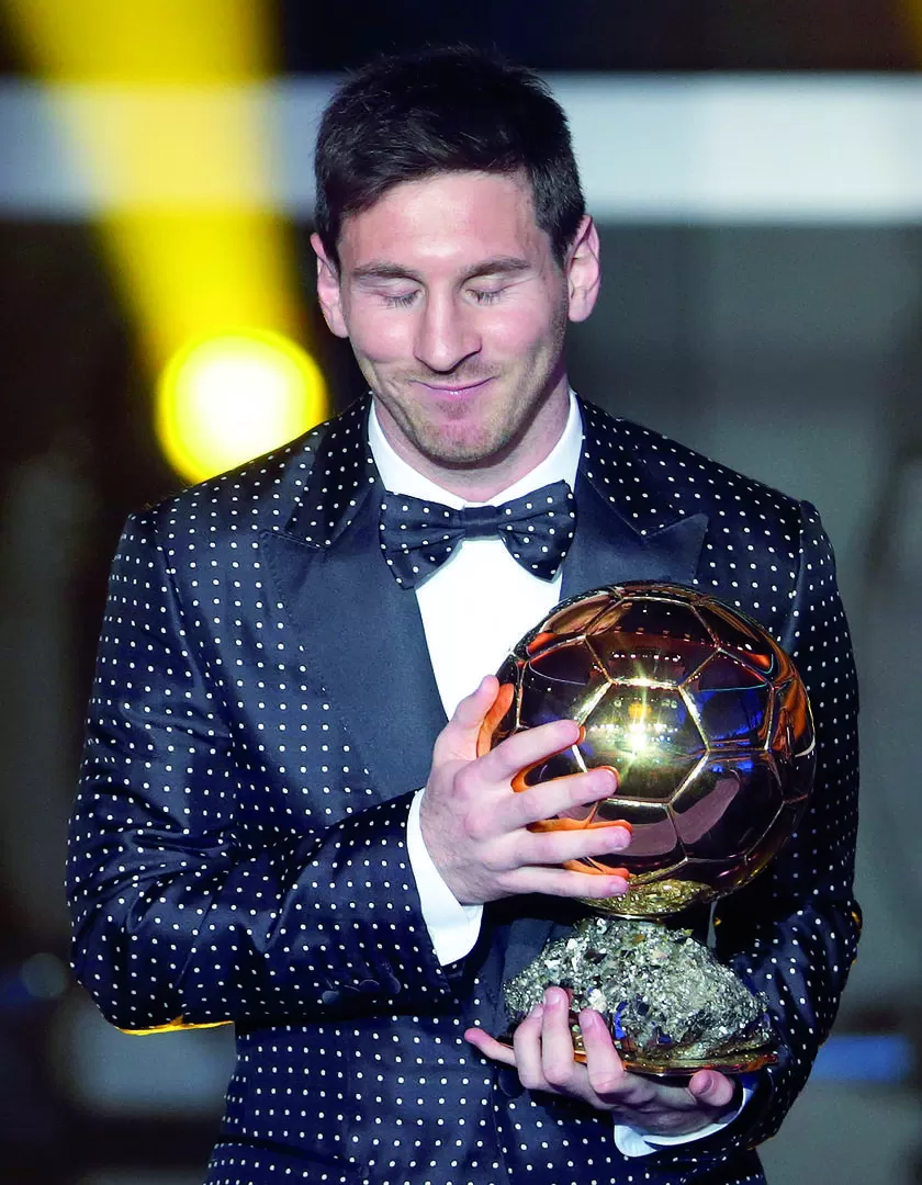 INCREÍBLE, PERO REAL. Leo Messi tiene en su poder su cuarto Balón de Oro y su felicidad no tiene fin. El crack rompe récords pero nunca pierde la sonrisa. 