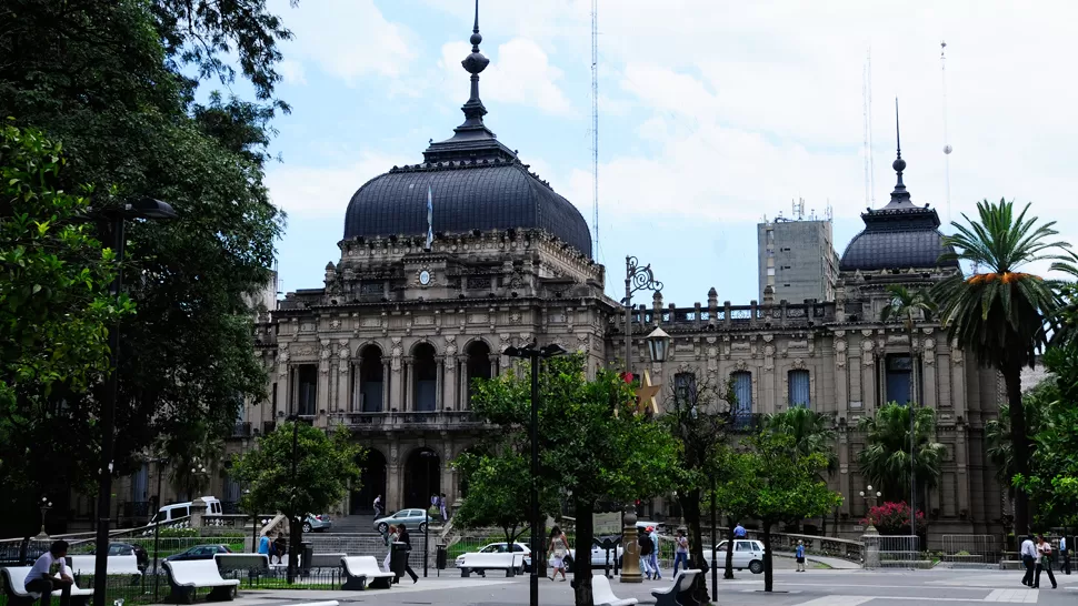 IMPONENTE. La Casa de Gobierno fue inaugurada el 9 de julio de 1912, por el entonces gobernador José Frías Silva. LA GACETA / FOTO DE ANALIA JARAMILLO