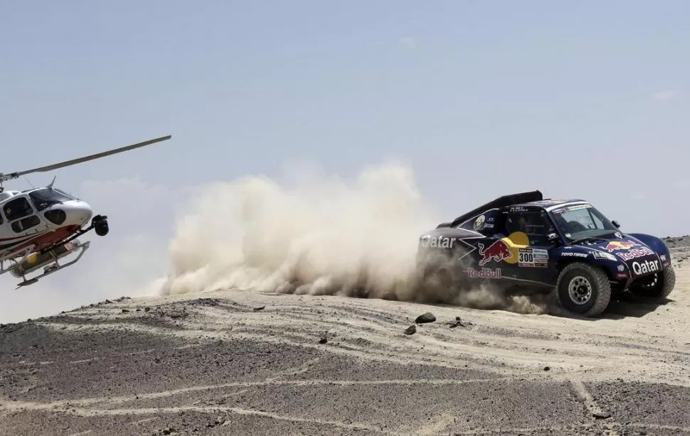 COMO NINGUNA OTRA MÁQUINA. El Buggy del equipo Qatar Red Bull transitó sin dificultades las dunas del tramo Pisco-Nazca y, aunque su piloto se detuvo a asistir a Sainz, llegó antes que nadie a la meta. 