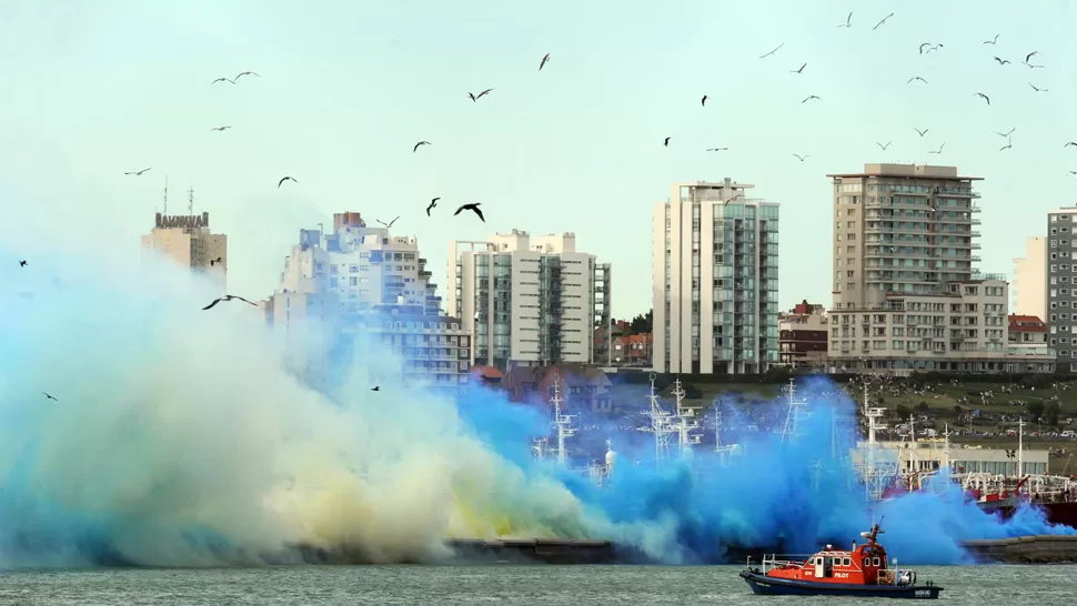 COLORES PATRIOS. Un humo con los colores de la bandera decoró el ingresó de la Fragata al puerto de Mar del Plata. TELAM