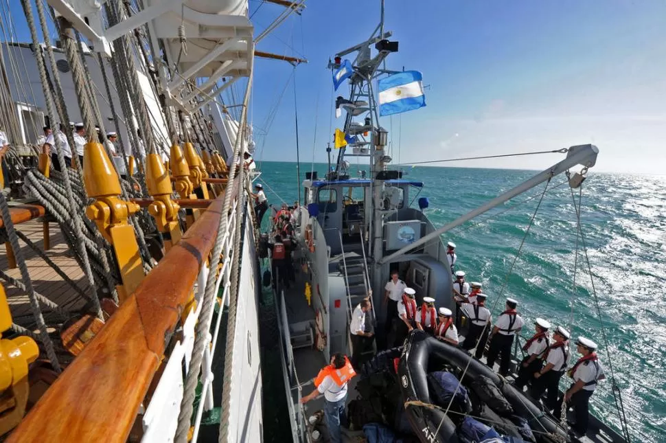 CAMINO A LAS AGUAS ARGENTINAS. Los efectivos navales recorren los últimos kilómetros en mar abierto, alistando la Fragata para el arribo a Mar del Plata. PRESIDENCIA DE LA NACION