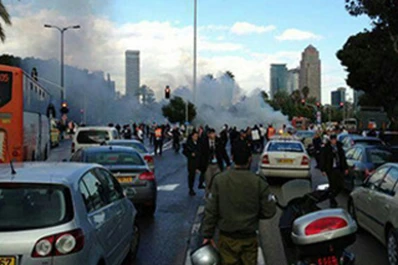 Hay cuatro heridos por la explosión de un auto en Tel Aviv