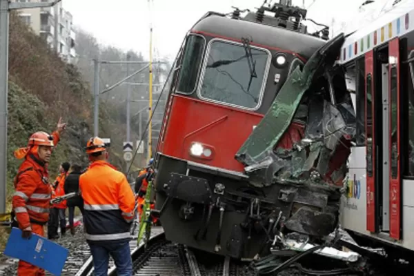 El choque de dos trenes en Suiza deja 17 heridos