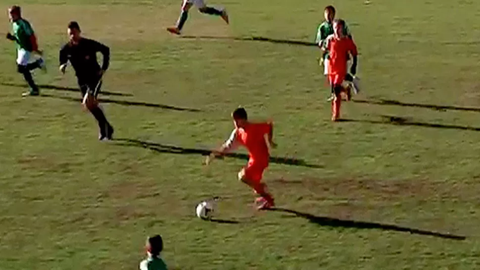 HABILIDOSOS. Los chicos del AO Giannina's dominan la pelota. CAPTURA DE VIDEO.