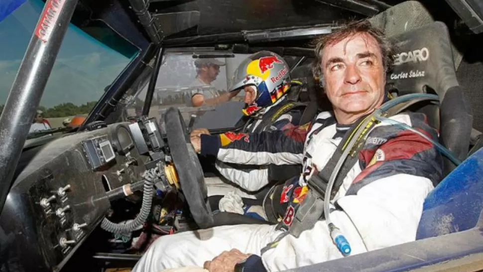 FUERA DE CARRERA. El Buggy del español Carlos Sainz sufrió la rotura del motor y se acabó la prueba para el destacado piloto. FOTO TOMADA DE DAKAR.COM