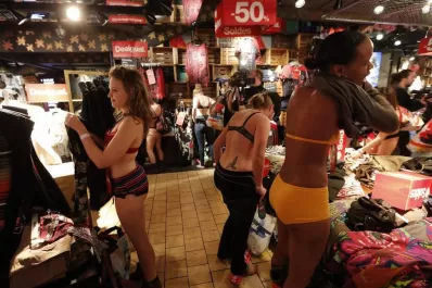 En París un local ofrecía ropa gratis a clientas en ropa interior