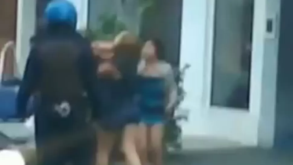 REPUDIABLE REACCION. El policía golpeó en reiteradas ocasiones a la mujer antes de que cayera al suelo. CAPTURA DE VIDEO