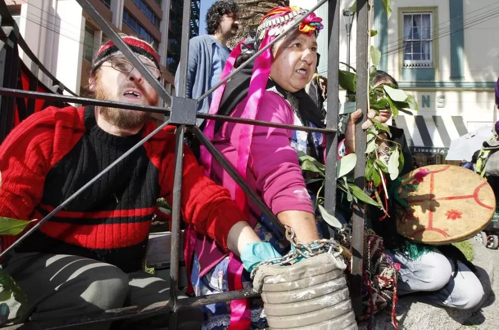 CADENAS. mapuches protestan contra una delegación del Gobierno. REUTERS