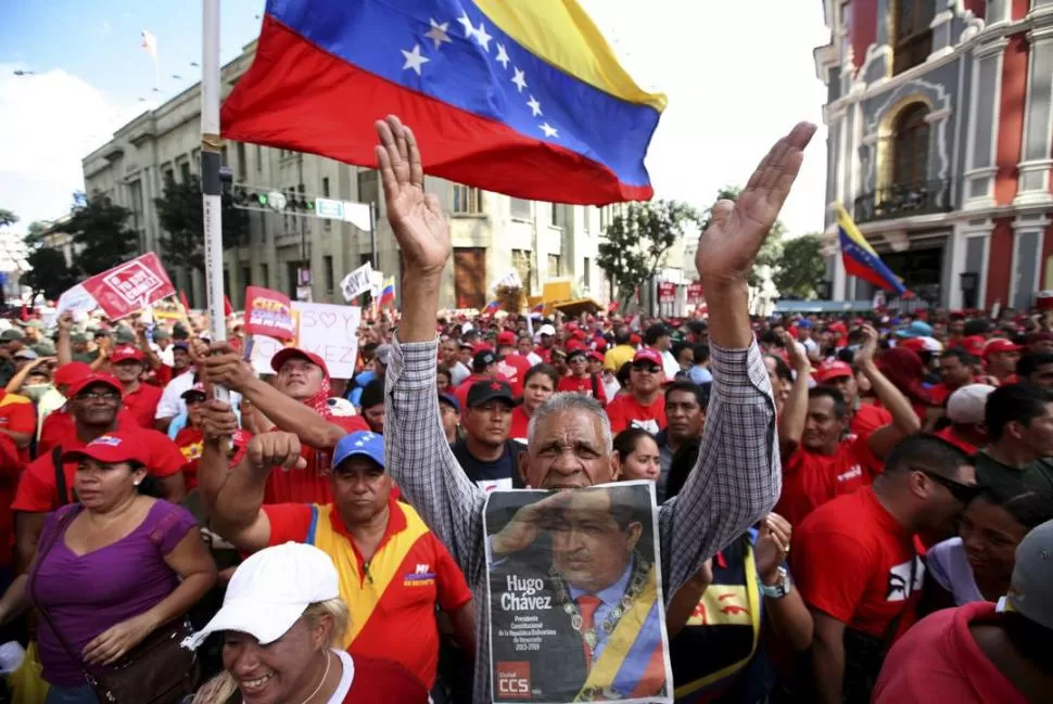 HISTÓRICO. Miles de partidarios de Chávez marcharon por Caracas y se concentraron frente al Palacio Miraflores, en apoyo al líder bolivariano. REUTERS