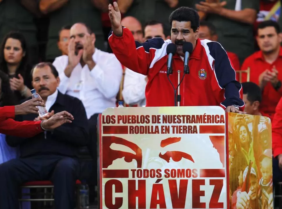 ORADOR. Cuidado con acciones golpistas y desestabilizadoras, le advirtió Maduro a la oposición, en su discurso ante la multitud. REUTERS