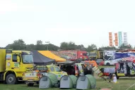 Motores apagados y mecánicos encendidos en el descanso del Dakar 2013 en Tucumán