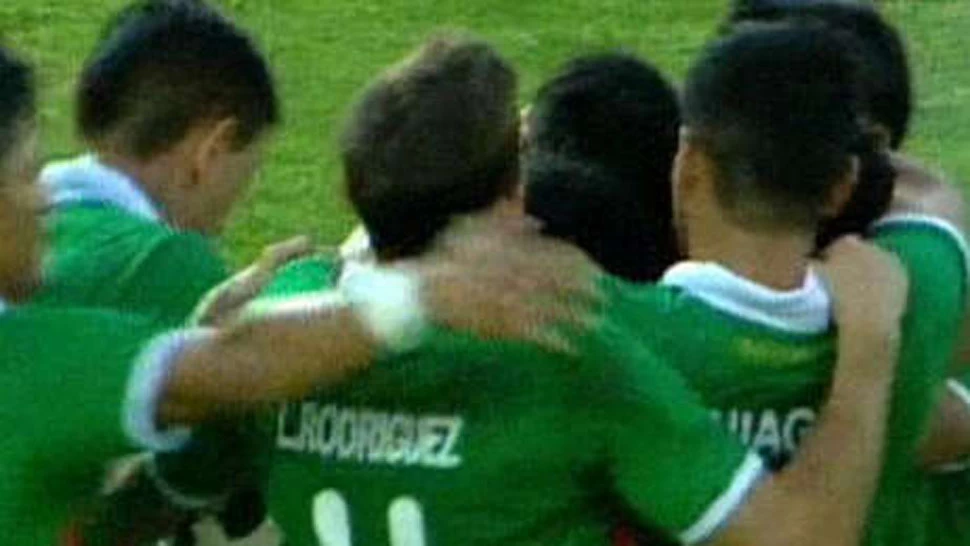 FESTEJO. El equipo boliviano celebra el gol de Bejarano. FOTO TOMADA DE OLE.COM.AR