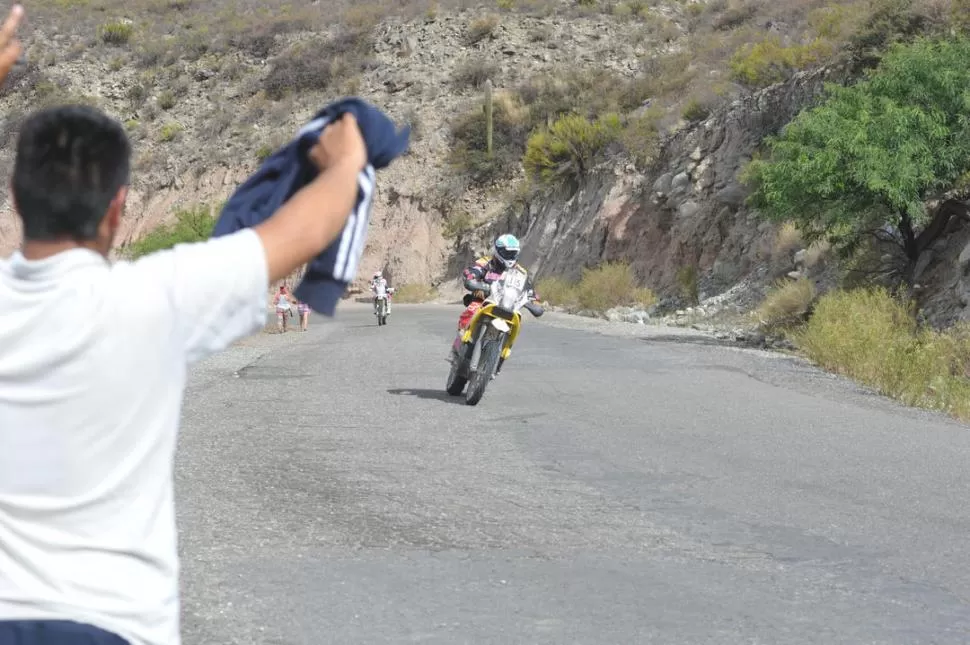 CERCA DEL ÍDOLO. Un aficionado saluda a Bollero cuando pasó con su moto por la zona de Ampimpa. El tucumano fue el centro de atención cuando llegó a la provincia. LA GACETA / FOTO DE ALVARO MEDINA
