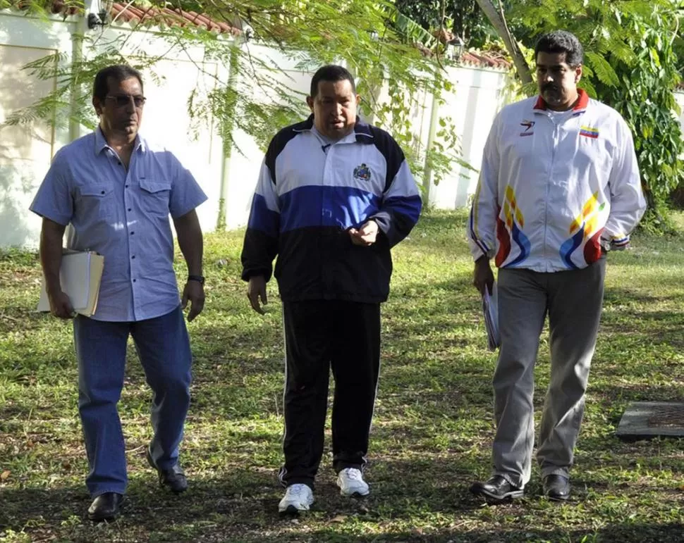 UNIDOS. Adán y Hugo Chávez comparten el proyecto político socialista. AFP (ARCHIVO)