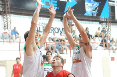 El rojo llenó la mitad del vaso