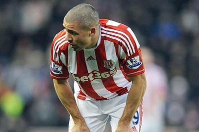 Hizo dos goles en contra y erró un penal en el mismo partido