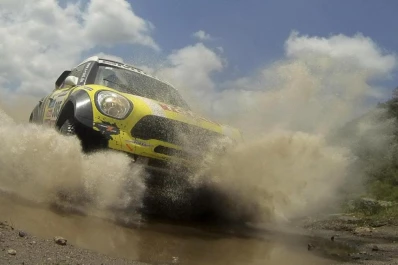 Peterhansel se escapa