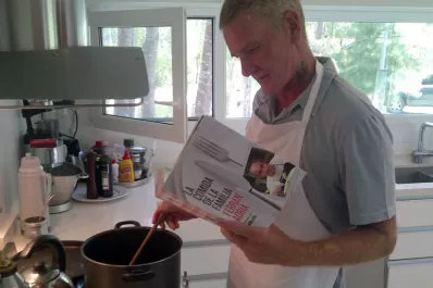 De Narváez le respondió a Maradona: soy mejor comiendo guiso que cocinándolo