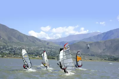 Pescar y navegar entre los dos cielos de La Angostura