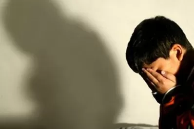 Si tu hijo luce triste, vive en la luna, y no le interesa nada, quizás esté sufriendo depresión