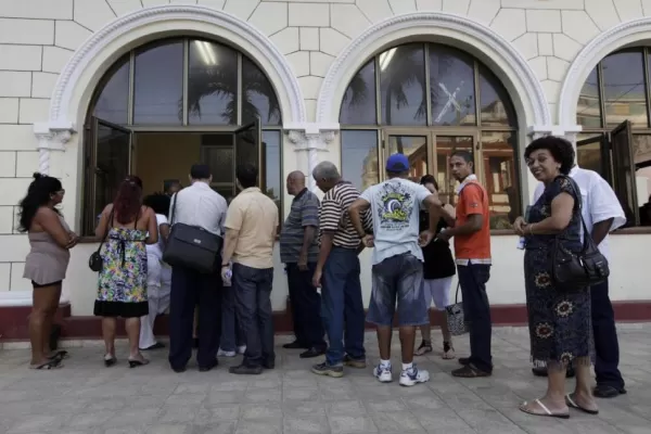 Miles de cubanos gestionan su pasaporte para ir al exterior