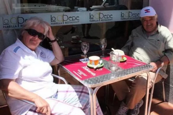Una foto de Mujica de vacaciones es furor en las redes sociales