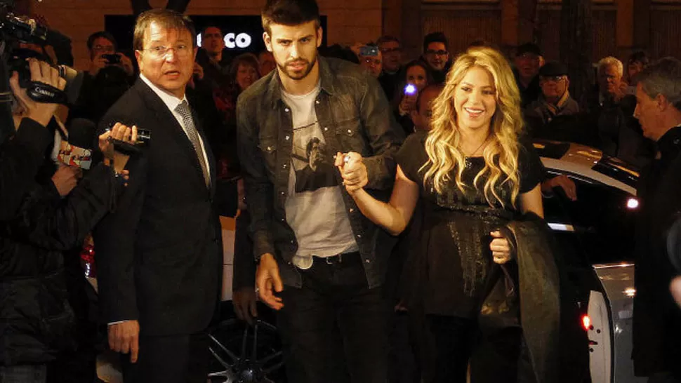 LLEGADA. Shakira y Piqué antes de ingresar al recinto. FOTO TOMADA DE ELNUEVOHERALD.COM