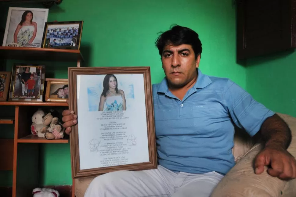 LOS RECUERDOS. José sostiene el cuadro con la foto de su hija y un poema en su memoria, que le obsequió uno de los policías que intervinieron en el caso. LA GACETA / FOTO DE MARIA SILVIA GRANARA