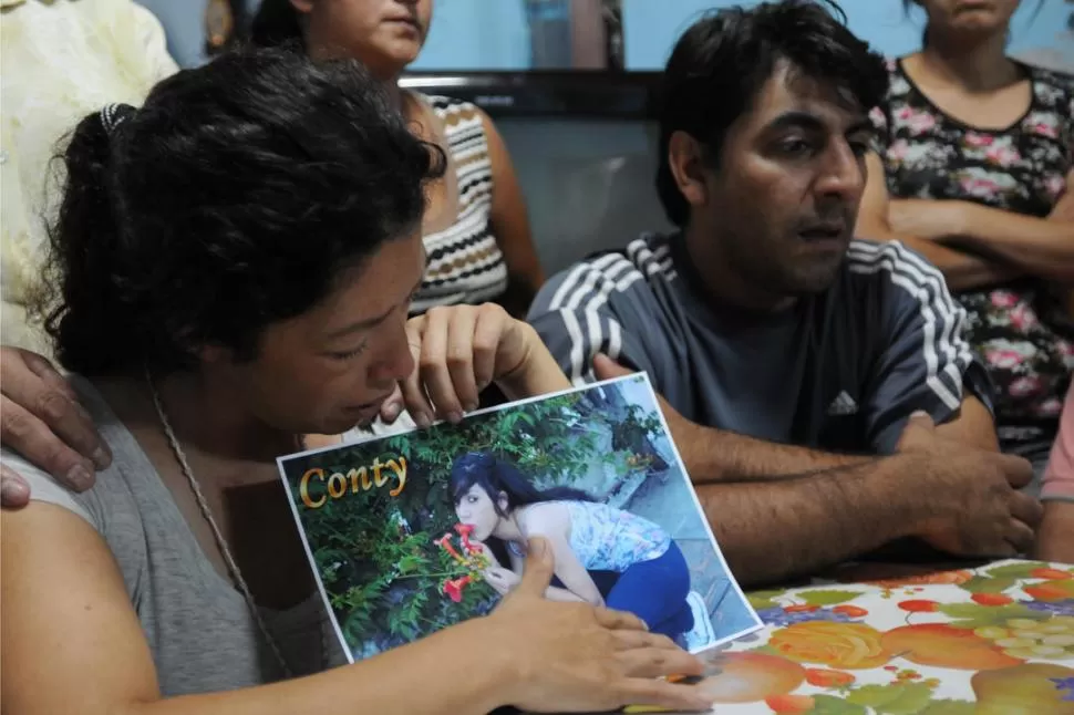 - 15 de enero de 2012.- José González y Karina Millares encuentran a su hija de 14 años muerta, en la puerta de su casa.  