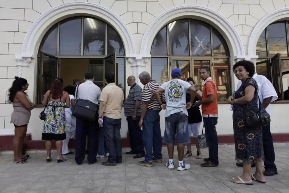 CON MARCADO INTERÉS. Cientos de personas concurrieron a cada una de las 195 oficinas habilitadas para tramitar el nuevo pasaporte en Cuba.  REUTERS