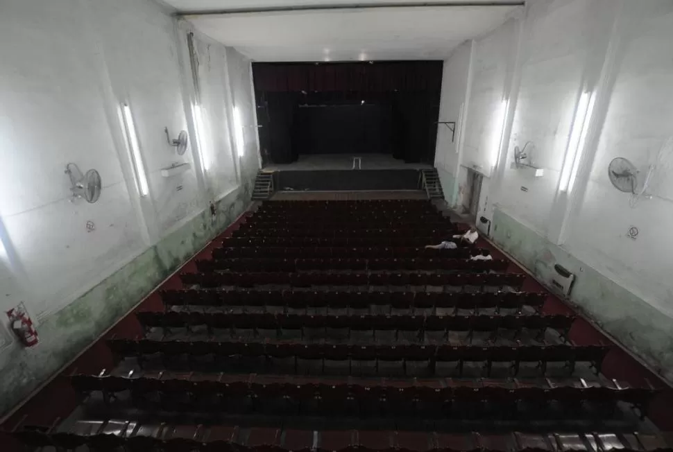 UN ELEFANTE DORMIDO. La amplia sala con 700 butacas y un majestuoso escenario todavía se utiliza, pero como teatro. En el último Festival Tucumán Cine 2012 se proyectó la película El sexo de las madres.  LA GACETA / FOTOS DE OSVALDO RIPOLL