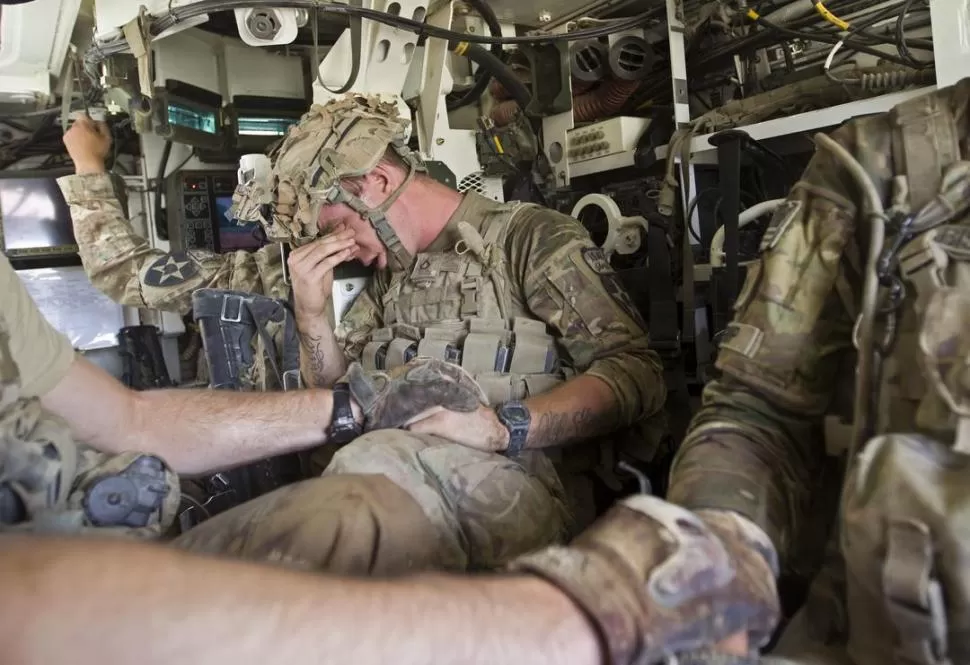 MENTALMENTE AGOTADO. Un militar norteamericano regresa a su base luego de una acción en Afganistán. REUTERS