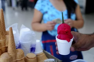 Un desfile de heladeros y un concurso de sabores abrieron el Festival de la Achilata en Monteros