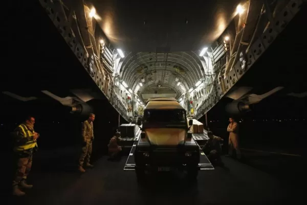 Francia despliega tropas terrestres en Mali