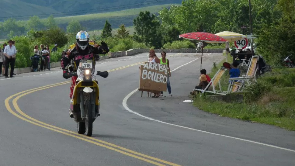ARRIBA BOLLERO. Dice el cartel que acompaña la foto el paso del tucumano y su moto KTM número 115. La foto es de su paso por Tafí del Valle, hace unos días. 