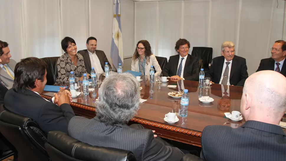 EL ENCUENTRO.  La presidenta del Banco Central de la República Argentina junto a los bancarios. FOTO GENTILEZA BCRA