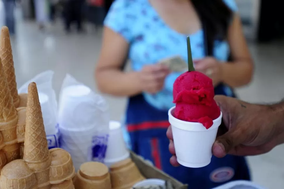 UN CLÁSICO DE LOS TUCUMANOS. Comprar el vasito de achilata en la calle es la mejor forma de enfrentar los calores tucumanos, dicen los adeptos a este helado. GENTILEZA MUNICIPALIDAD DE MONTEROS  