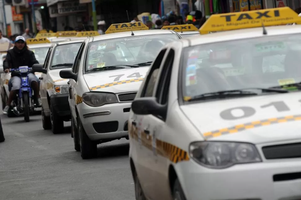 SERVICIO PÚBLICO. Los taxistas manifestaron su indignación por el aumento en los costos de su actividad, y dijeron que esta suba los perjudica. LA GACETA / FOTO DE INES QUINTEROS ORIO