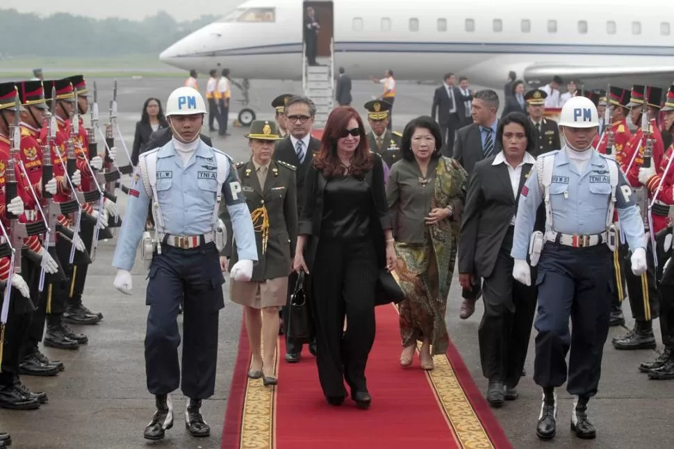 HONORES. La presidenta, Cristina Fernández, fue recibida en Yakarta por una formación militar que le tributó la bienvenida a la capital indonesia. REUTERS