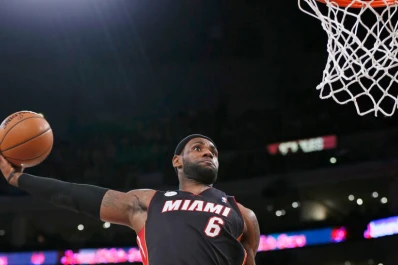 LeBron James se lució ante los Lakers