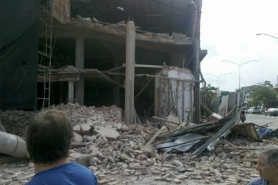 Se derrumbó parte de una obra en Plazoleta Mitre