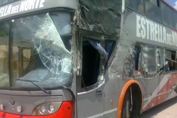 Un ómnibus con 50 niños tucumanos chocó en Santiago del Estero