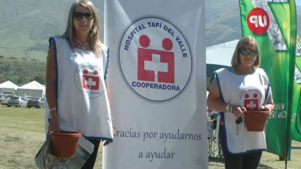 A BENEFICIO. Las damas de la Cooperadora del Hospital de Tafí del Valle espera la colaboración de la gente. FOTO DE PATRICIO GUZMAN