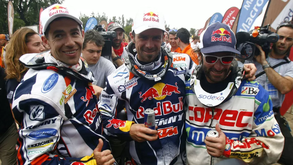 SOBRE DOS RUEDAS. El francés Cyril Despres, ganador por quinta vez en el Dakar, rodeado del portugués Ruben Faria y del chileno Chaleco López. REUTERS