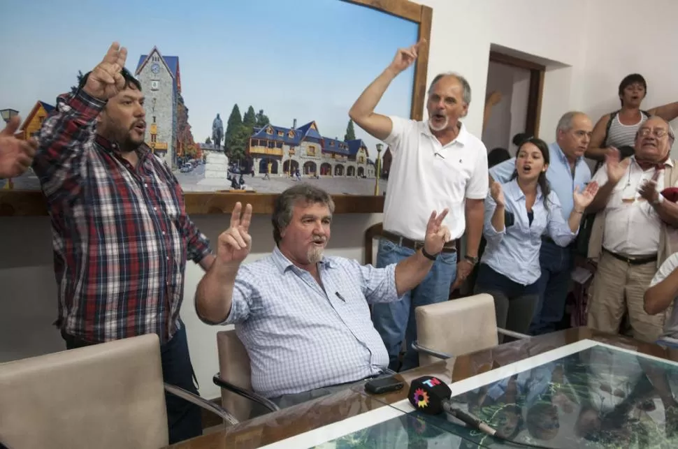 AGUANTE POLÍTICO. Goye y su gabinete -que renunció- cantaron la Marcha Peronista, para despedirse de la administración del municipio Barilochense. TéLAM