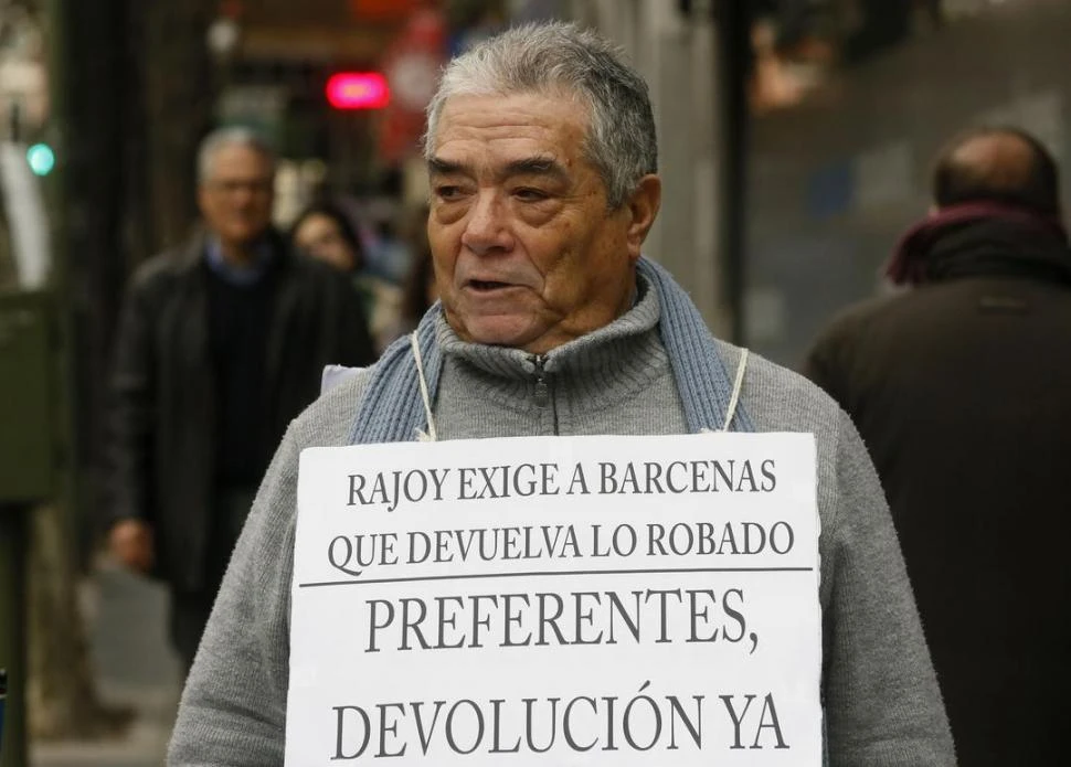 RECLAMO. Un ciudadano español protesta ante la sede del Partido Popular. REUTERS