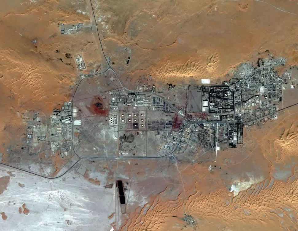 DESDE ARRIBA. Foto aérea de la planta gasífera en el desierto argelino. REUTERS/DIGITALGLOBE