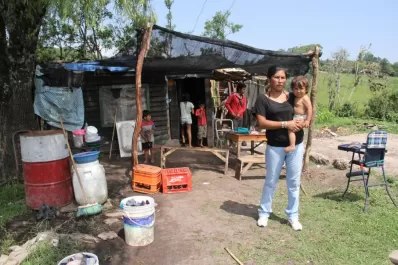 Cinco hijos, un brasero y el sueño de la casa en San Javier