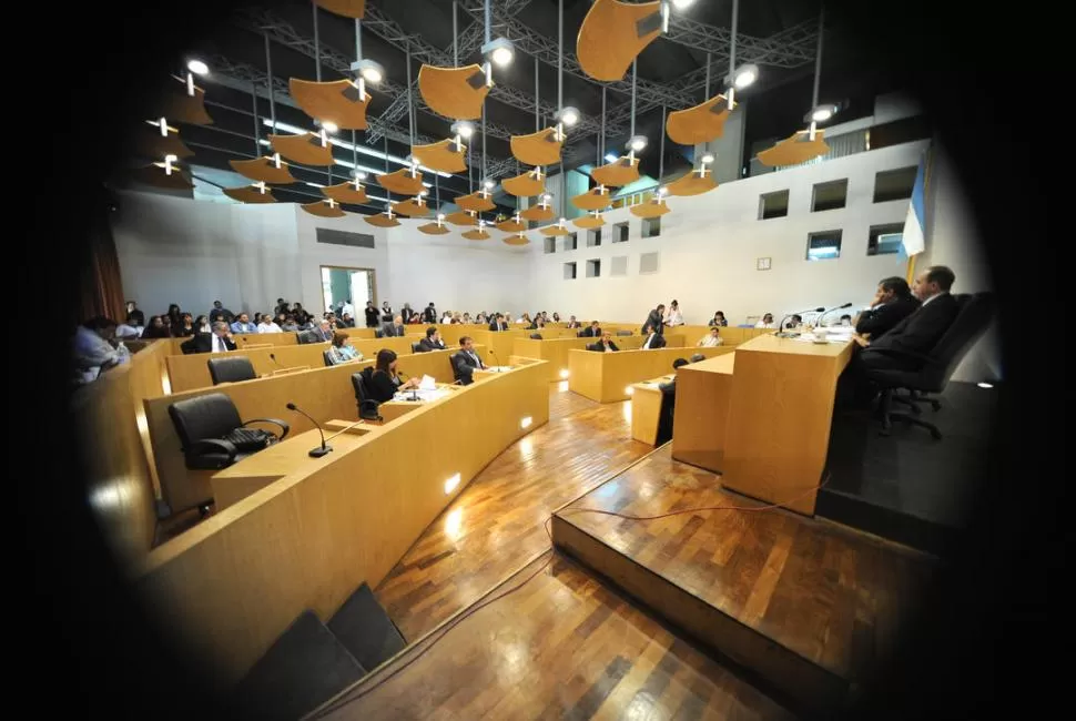 VANGUARDIA. En recinto de sesiones del Concejo Deliberante de San Miguel de Tucumán le lleva años luz a las salas donde debaten los ediles del interior. 